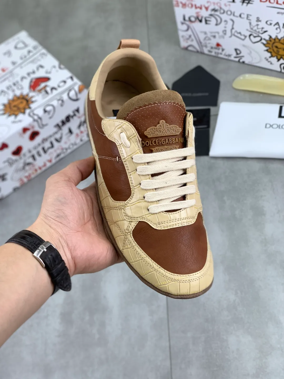 Men's men's shoes 💰P542 💰[New model] The latest hot style, top original quality, the official website synchronizes "DOLCE&GABBANA [Dolce & Gabbana] ~ High quality." The effect is low-top casual DG men's shoes, loved by many celebrities, using high-end imported first-layer calfskin splicing logo design + cowhide feet, simple and elegant, perfectly interpreting the latest inspiration of shoes, integrating classics and fashion, luxury dreams, and fashion. Suitable for drivers, light and comfortable to drive, light and breathable for outdoor travel, high-end quality, trustworthy, 3️⃣color🉑️choice! Code number: 38-46